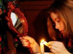 Girl's fortune telling for the old New Year for the betrothed and marriage